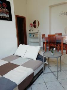 1 dormitorio con cama, mesa y comedor en Apartement NICKY, en Florencia