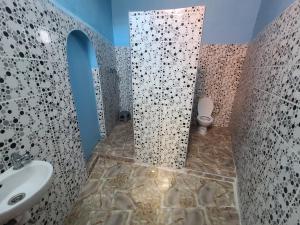 Dar de l'Atlas في للا تكركوست: حمام فيه مغسلة ومرحاض
