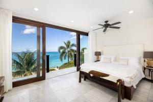 Ein Bett oder Betten in einem Zimmer der Unterkunft Tamarind Hills Resort & Villas