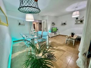 salon ze szklanym stołem i rośliną w obiekcie Bungalow in San Juan Playa w mieście Benimagrell