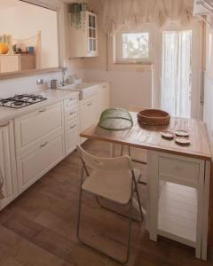 een keuken met een aanrecht en een tafel met een stoel bij TERRACINA SEA FRONT FANTASTIC APARTMENT WITH ONE CAR PRIVATE OPEN PARKING in Terracina