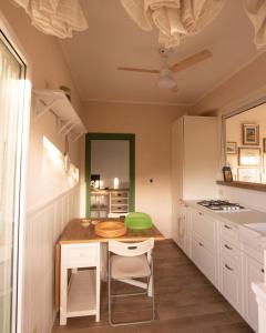 een keuken met een tafel en stoelen in een kamer bij TERRACINA SEA FRONT FANTASTIC APARTMENT WITH ONE CAR PRIVATE OPEN PARKING in Terracina