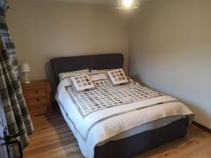 a bedroom with a bed in a room at Cosy Barn Conversion 3BR (4 pax), Quiet, Close to Pin Mill 