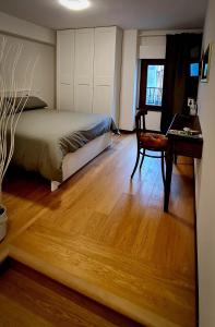 een slaapkamer met een bed, een tafel en een bureau bij Aufidena Apartment in Alfedena