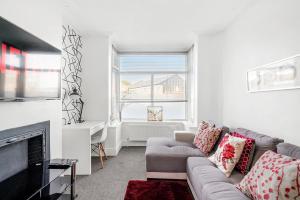 a living room with a couch and a television at Group Stays Birmingham in Birmingham