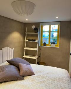 a bedroom with a bed with pillows and a window at Casa Annie & Nadja - Toppmodernt centralt i Borgholm in Borgholm