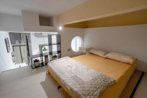 A bed or beds in a room at Green House Morin - San Pietro