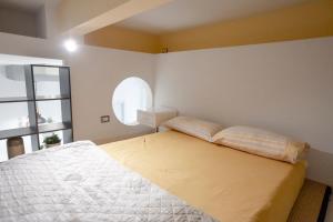 A bed or beds in a room at Green House Morin - San Pietro