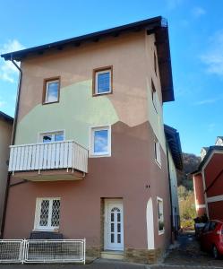 a building with a painting on the side of it at FeWo An der Bruecke in Solnhofen