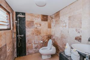 a bathroom with a toilet and a sink at Villa Mimpi Manis in Nusa Lembongan +23 photos