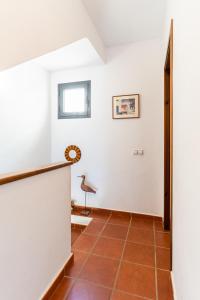 un pasillo con paredes blancas y suelo de baldosa roja en Trendy Homes Casa Nerida, en Rodalquilar