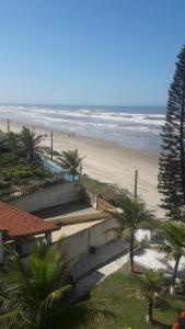 uma vista para a praia a partir da varanda de um resort em Apartamento Pé na Areia em São Bernardo do Campo