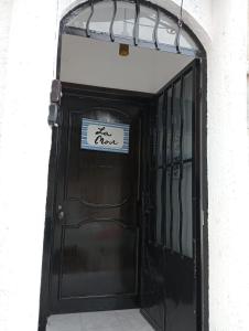 a black door with a sign on it at Hostal la nube in San Cristóbal de Las Casas