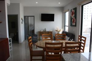 - une salle à manger et un salon avec une table et des chaises dans l'établissement 2br/2ba Condo 1 block to ocean! - Unit 4, à Mazatlán