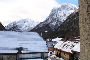 Nespecifikovaný výhled na hory nebo výhled na hory při pohledu z hostelu