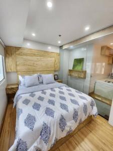 ein Schlafzimmer mit einem großen Bett in einem Zimmer in der Unterkunft BGC Rustic-Themed Condo near Burgos Circle 100mbps in Manila