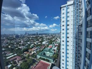 Blick auf eine Stadt von einem hohen Gebäude in der Unterkunft Condo Studio Luxe in Princeton Residences in Manila