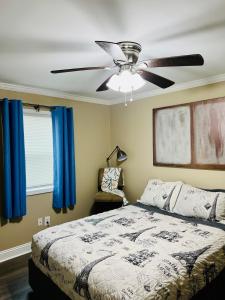 Trinity One Apartments - Industrial Luxury في جاكسون: غرفة نوم بسرير ومروحة سقف