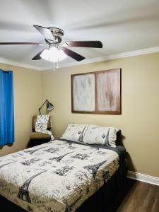 1 dormitorio con 1 cama y ventilador de techo en Trinity One Apartments - Industrial Luxury en Jackson