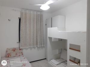 biały pokój z łóżkiem i oknem w obiekcie Apartamento mobiliado com 3 quartos Damas-Montese w mieście Fortaleza