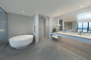 Ванная комната в JW Marriott Gold Coast Resort & Spa