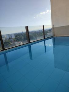 una piscina vacía en un edificio con ventanas en Departamento en el centro de Santa cruz., en Santa Cruz de la Sierra