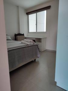 1 dormitorio con 1 cama, ventana y escritorio en Departamento en el centro de Santa cruz., en Santa Cruz de la Sierra