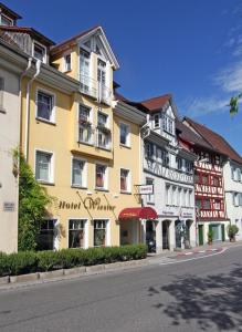 un bâtiment jaune sur le côté d'une rue dans l'établissement Hotel Garni Wiestor, à Überlingen