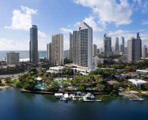 una vista aérea de una ciudad con barcos en el agua en JW Marriott Gold Coast Resort & Spa, en Gold Coast