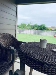 einen Tisch und zwei Stühle mit einer Kaffeetasse drauf in der Unterkunft Cheerful three-bedroom home in San Antonio