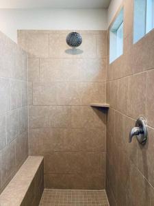 a bathroom with a shower with a tiled shower at Cheerful three-bedroom home in San Antonio