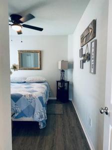 a bedroom with a bed and a ceiling fan at Cheerful three-bedroom home in San Antonio