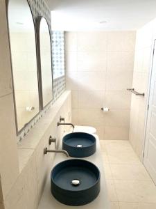 un baño con dos asientos azules en el inodoro en Monterey Lodge - Unit 18, 27 Warne Terrace, Kings Beach Caloundra, en Caloundra