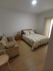 una camera con un letto e un divano di Casas Caiado Two Houses with swimming POOL a Faro Altre 58 foto