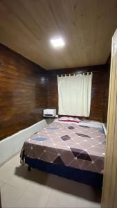 1 dormitorio con 1 cama en una habitación en ALQUILER CABAÑA EN SAN JAVIER- TUCUMÁN in 