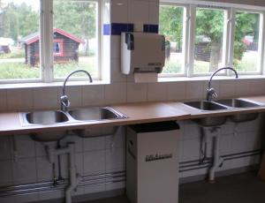 una cucina con due lavandini e due finestre di First Camp Enåbadet - Rättvik a Rättvik