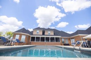 The swimming pool at or close to SoulBeatz Country Mini Mansion w/ Pool & Putting Green