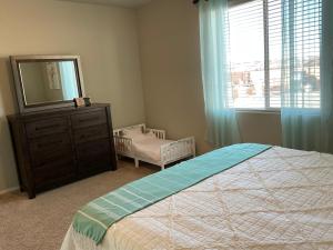 1 dormitorio con cama, tocador y espejo en Beautiful house in nice Rio Rancho New Mexico neighborhood, en Rio Rancho