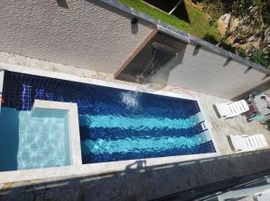 an overhead view of a swimming pool at Recanto Dubay in Caraguatatuba