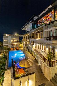 un edificio con piscina di notte di Bukit Jaya Residence & Apartment Semarang a Semarang