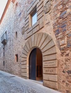 an entrance to a building with an archway at Casa Palacio PAREDES SAAVEDRA by ATRIO in Cáceres