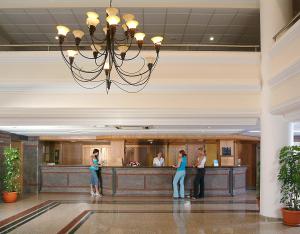 un grupo de personas de pie en el vestíbulo de un hotel en Nissiana Hotel & Bungalows, en Ayia Napa
