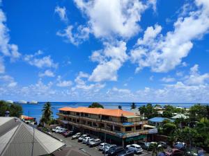 un edificio con un parcheggio vicino all'oceano di Studio Blue Moana - Private apartment with sea view a Papeete