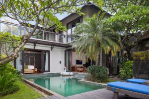 Piscina de la sau aproape de Le Jardin Villas Seminyak