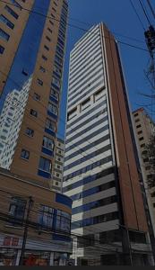 un edificio alto frente a dos edificios altos en Nico&Style Apartment VIP, en La Paz