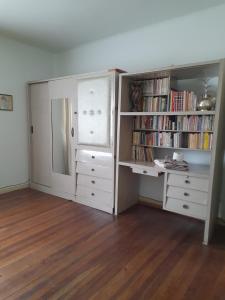 Habitación con estante para libros y espejo en Preciosa Casa Centrica y Acogedora en Tarija