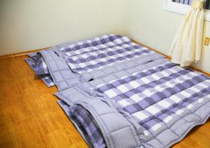 łóżko na podłodze w pokoju w obiekcie Bird Village Guesthouse Rook w mieście Ulsan