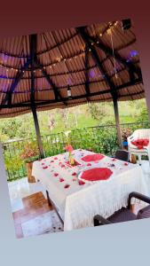 uma mesa com uma toalha de mesa branca e guardanapos vermelhos em Cabañas ian em San Antonio del Tequendama