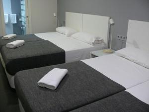 Postel nebo postele na pokoji v ubytování HOSTAL LETTO DAL MARE