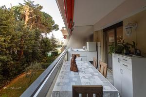 een keuken met een tafel op een balkon bij Ô 27 Fleurie Cannes in Cannes